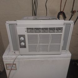 Air Conditioner General Electric 5,000 BTU (Like New)