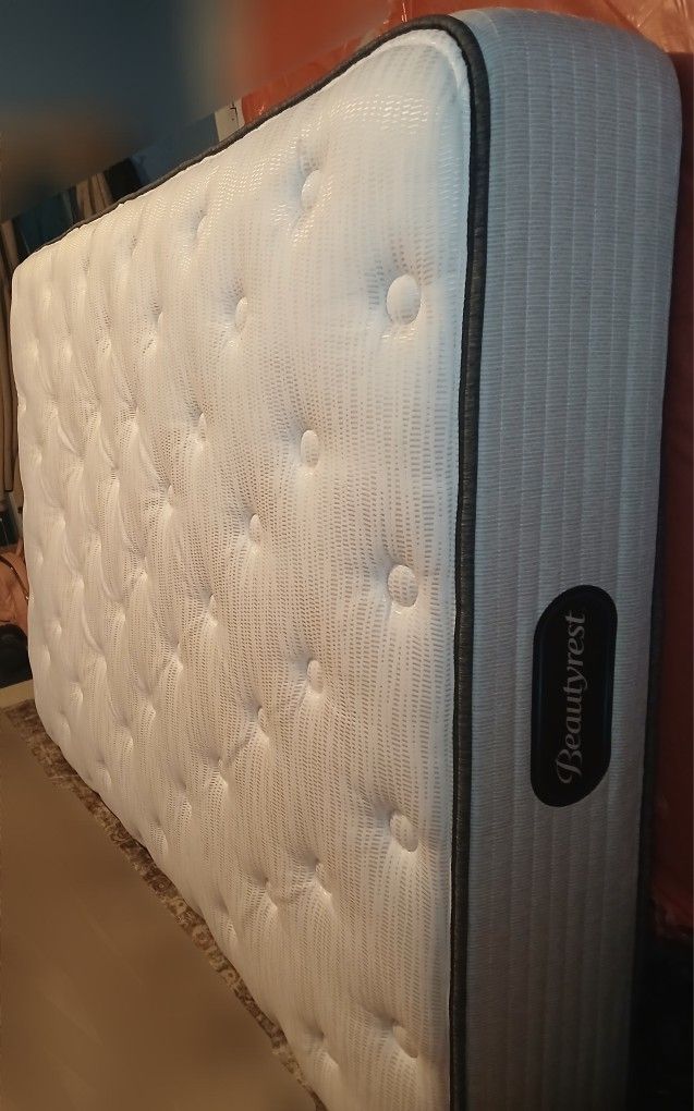 New Full Size Beautyrest 800 Series Medium Mattress.