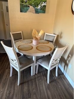 Round dinning table 4 chairs