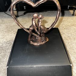 Kensington Hill Kissing Statue