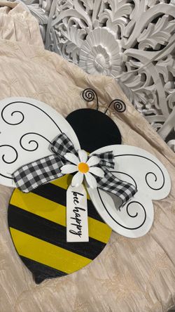 Adorable Wooden  Bee, Perfect-for a Wreath.