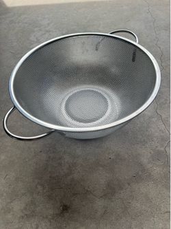 Stainless steel colander with handles