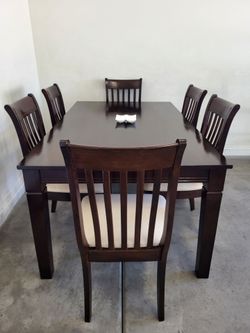 Table & 6 Chairs (Excellent Condition)