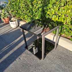 Coffee Table 25"x22"x24.5" (like new)