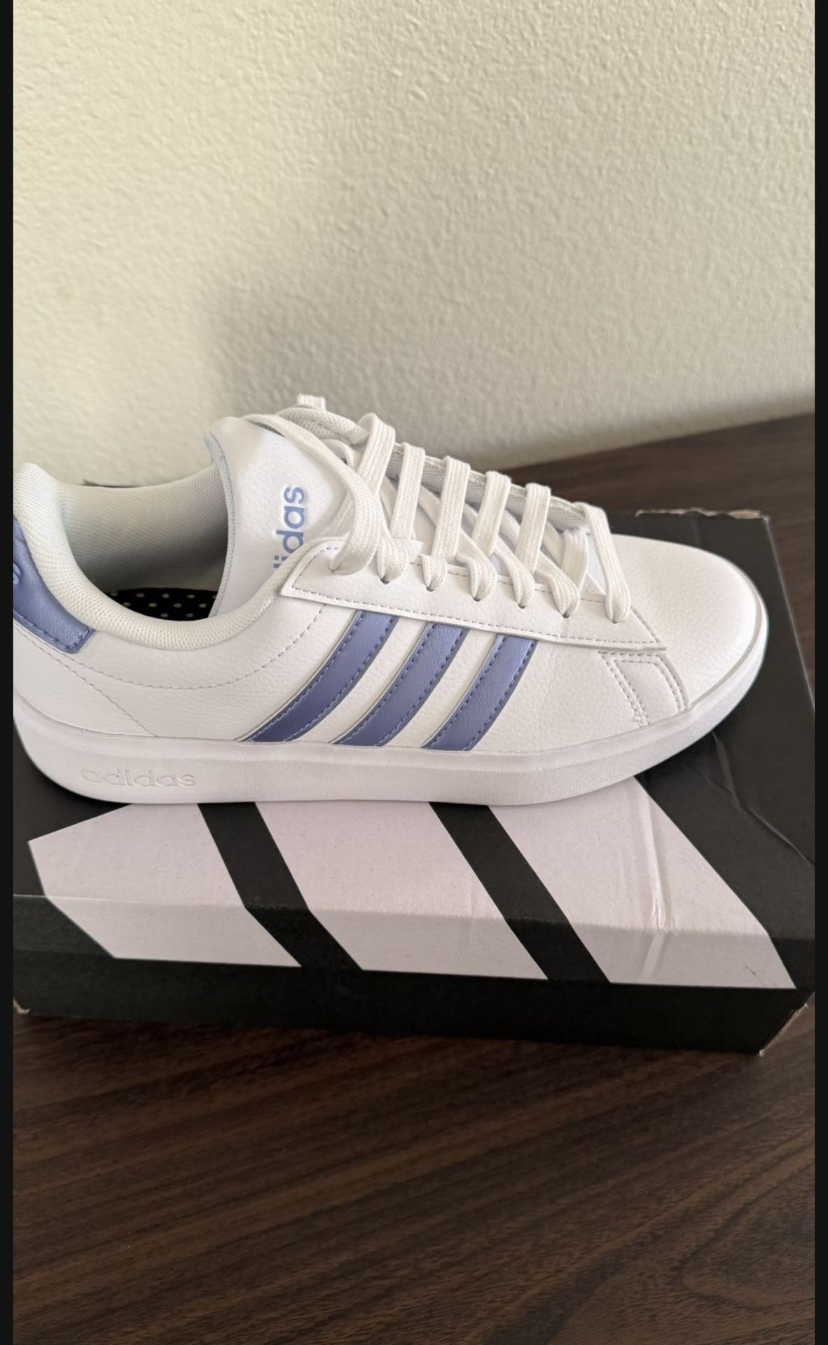 Size 6 adidas women’s Grand Court 2.0 tennis Shoe