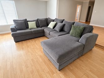 Large Gray Sectional Sofa with Chaise/ Couch