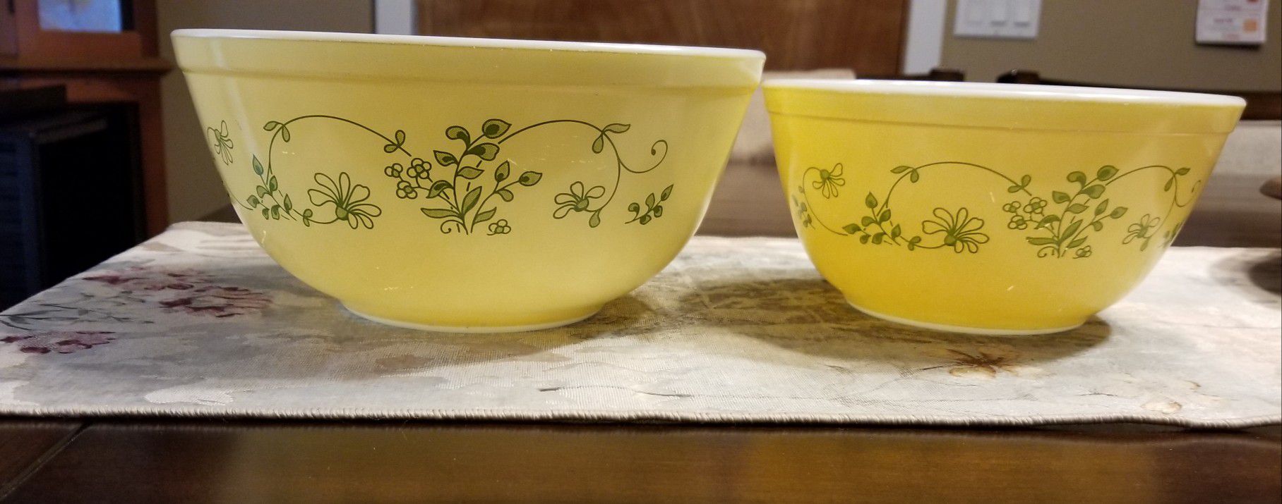 WONDERFUL! Two Pyrex Mixing Bowls Buttery Yellow W/Green Ivy