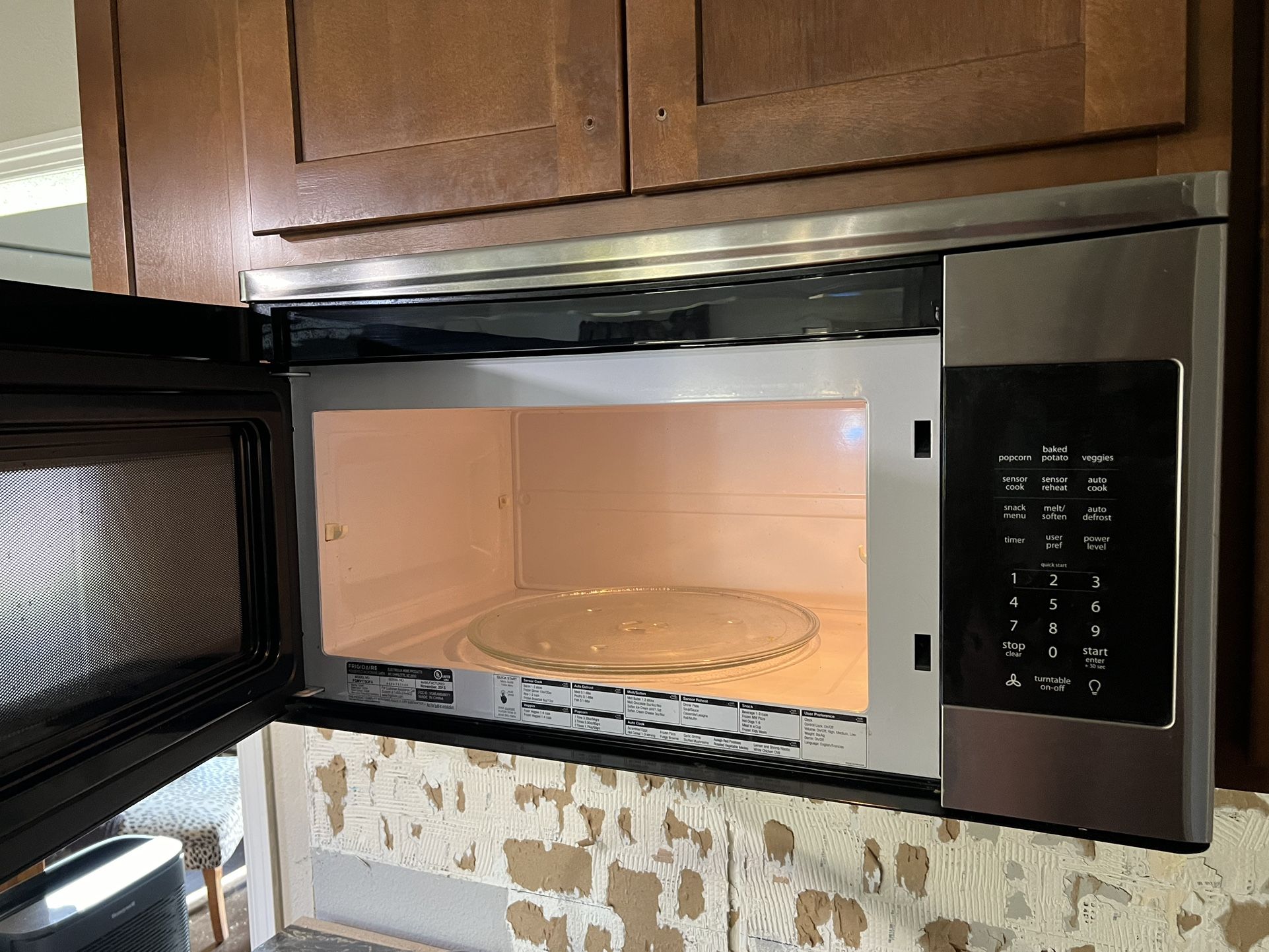 Frigidaire Over Range Microwave Works Great! for Sale in Everett, WA OfferUp
