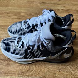 Nike LeBron Witness VII -White/ Metallic Silver /Black White Size 9.5