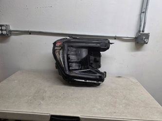 Right headlight gmc yukon 2021 2022 2023 2024