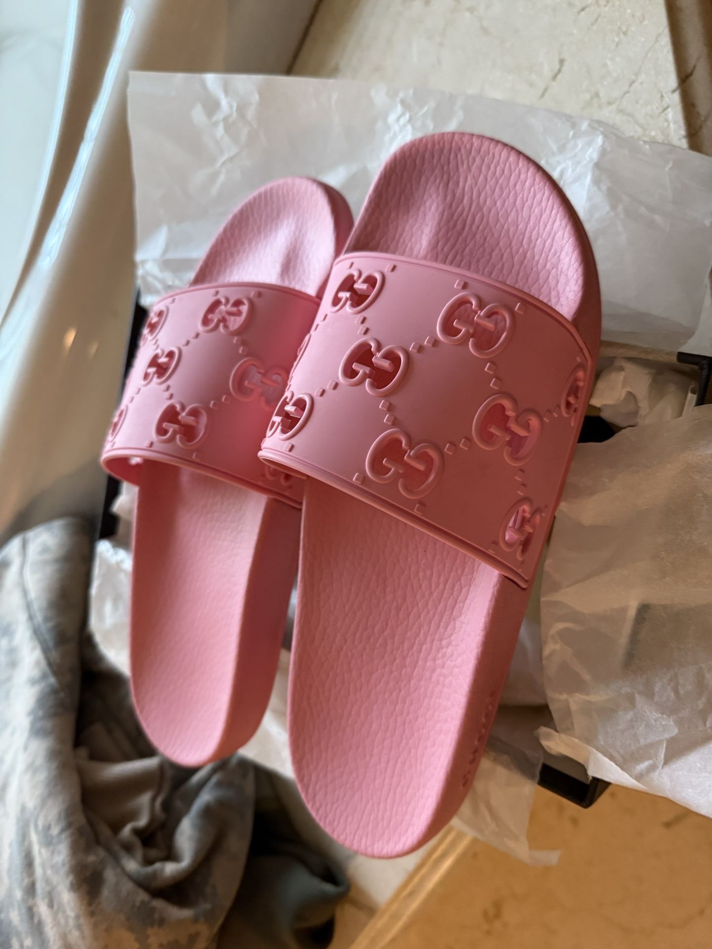 SLIDES, GUCCI