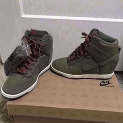 Women’s high top wedged dunks size 6.5 