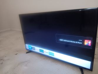Selling a 40in Samsung TV. Perfeft condition. With control. Selling for $25