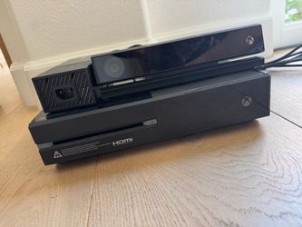 LIKE NEW Xbox One 500GB + Kinect
