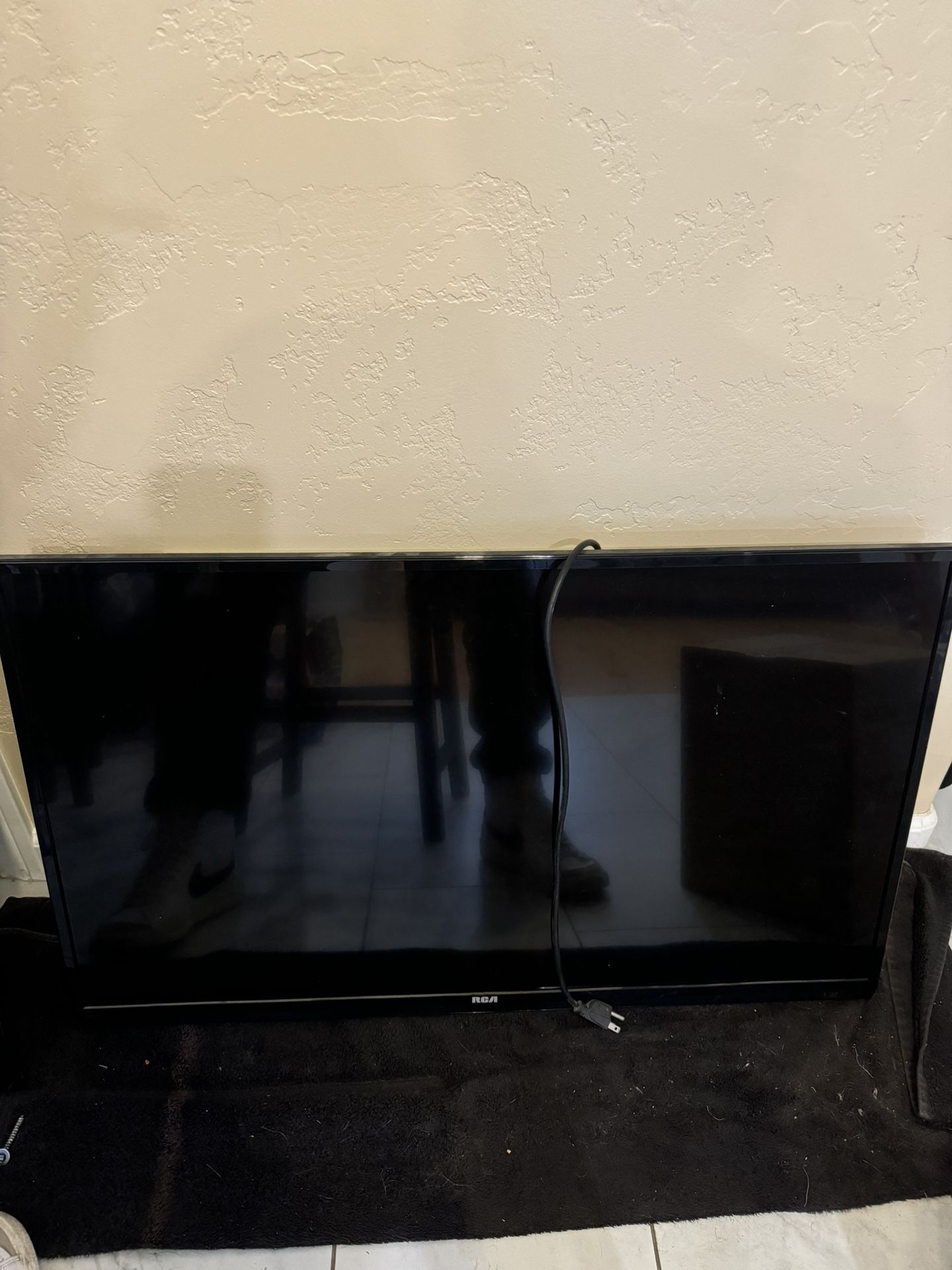 43" RCA Tv With Mounting Bracket
