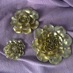 Set of 3 Gold colored flower decor 