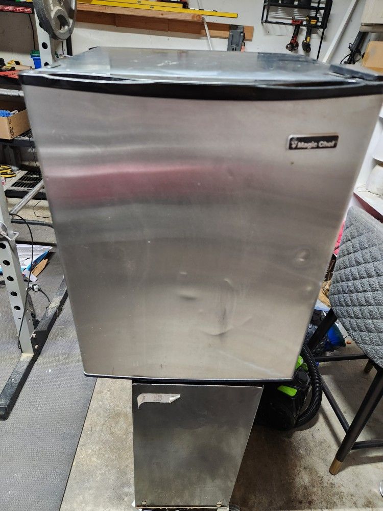 Mini Fridge 