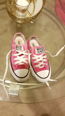 Pink low top converse Sneakers