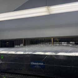 QUEEN SIZE SIMMONS BEAUTYREST WORLD CLASS LEVEL 2 (EXTRA-FIRM) MATTRESS & BOX SPRING BED SET