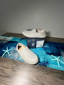 OluKai Nohea Women’s Nubuck Leather Slipper Pale Grey Size 8 — New