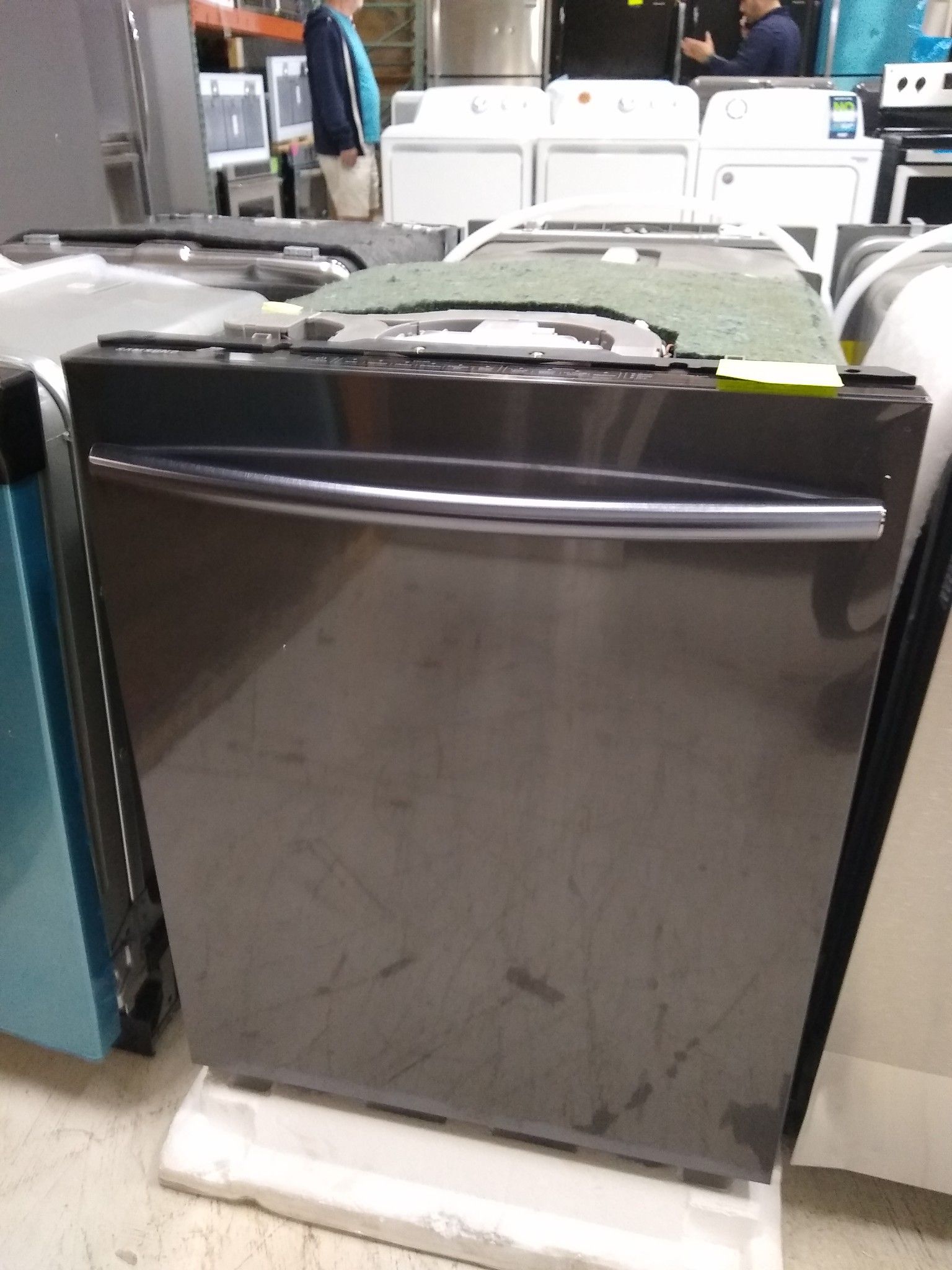 BRAND NEW SANSUNG DISHWASHER BLK STAIN
