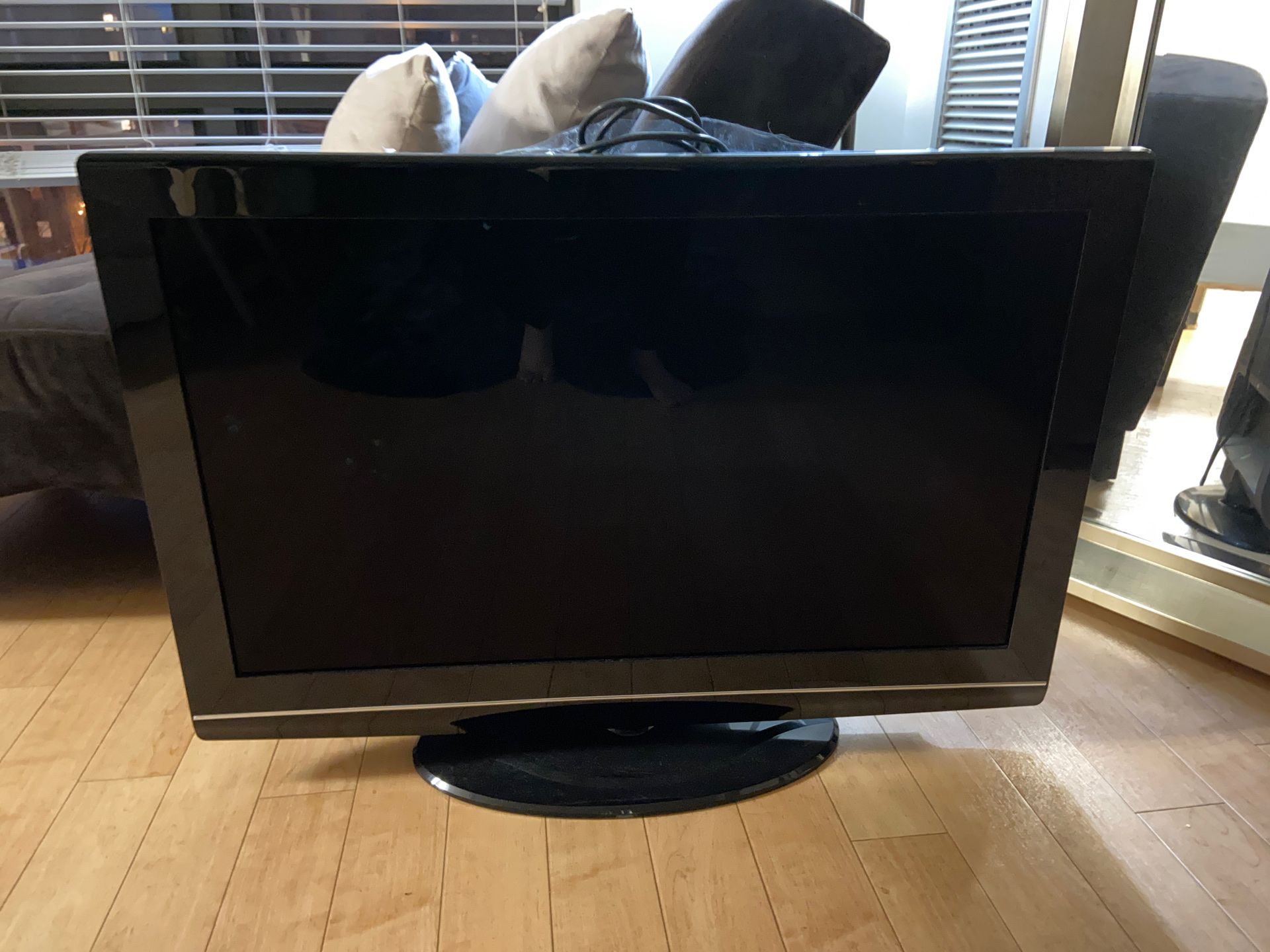 37 inch Visio TV like new!