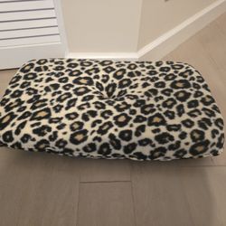 Dog bed new small -medium 25x17x4 machine washable