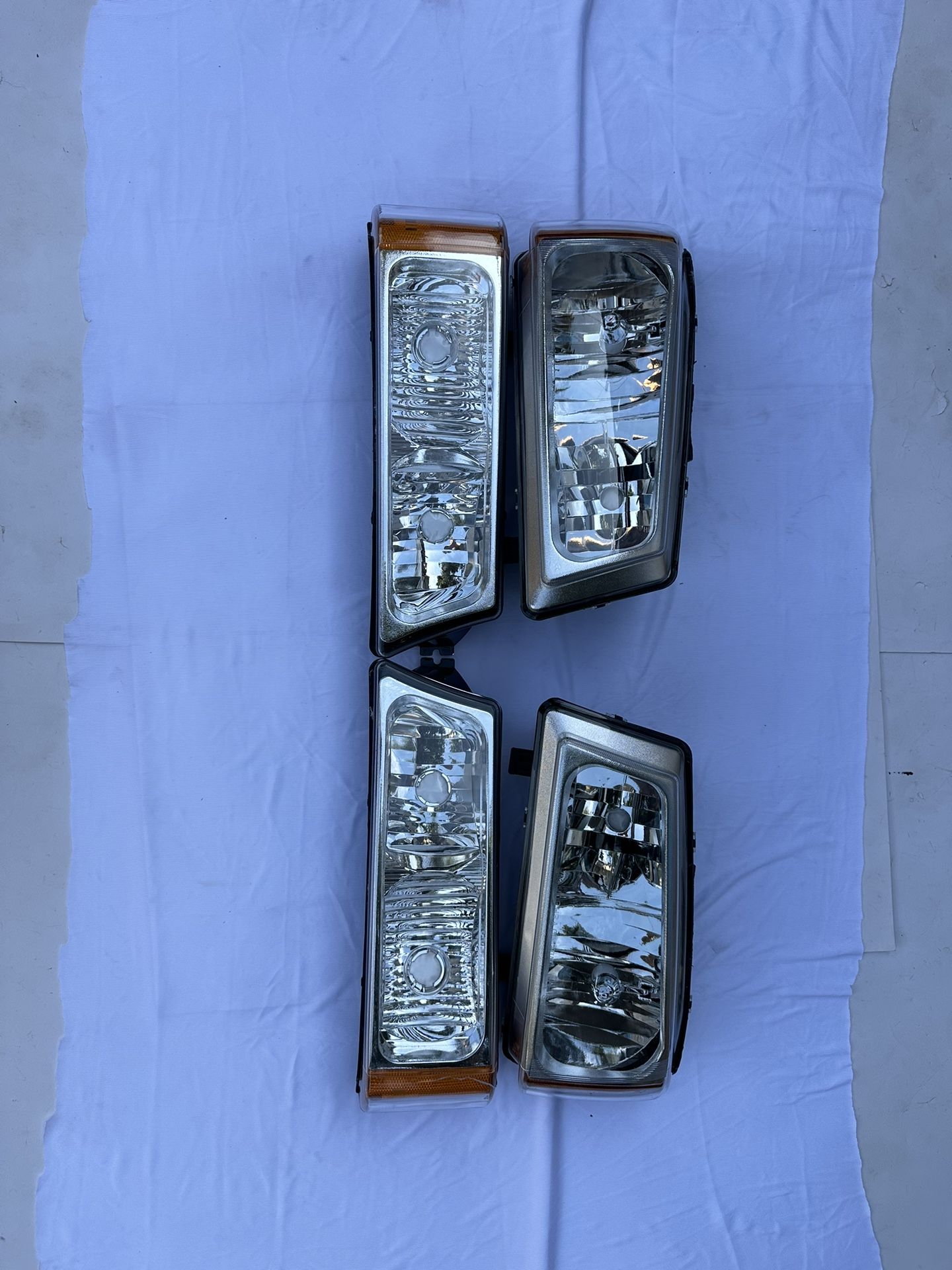 Chevy Avalanche Headlight Year 2003-2006