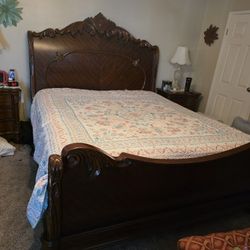 King Sleigh Bedroom Set! No Mattress 