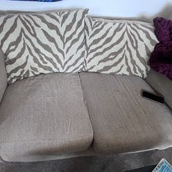 Cozy Loveseat Couch – Compact & Comfortable