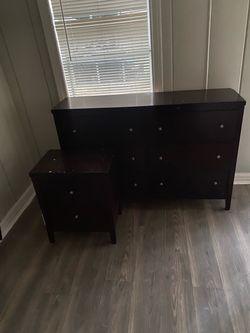 Dresser & night stand. Mirror included