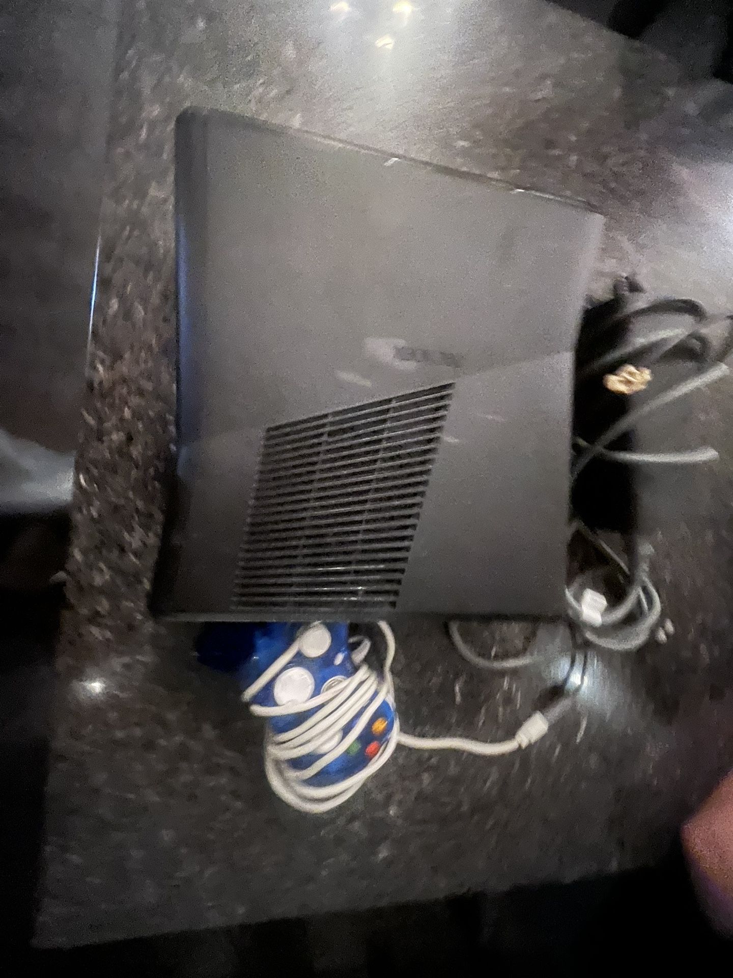 Xbox 360 4 Gig W Wired Control And Cables