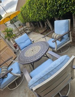 5 Pc Patio Set/4 Swivel Chairs,and Coffee Table/outdoor Furniture/Cash Only