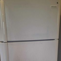 Nice White Stove And Refrigerator 