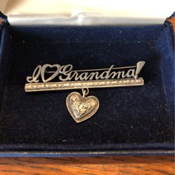 I ❤️ Grandma  Heart Charm Bar Brooch