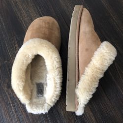 UGG GENUINE SHEARLING SLIPPER mule WOMEN'S CHESTNUT SIZE 10. Condition is "Pre-owned". Shipped with USPS Priority Mail. Great Preowned condition- nor