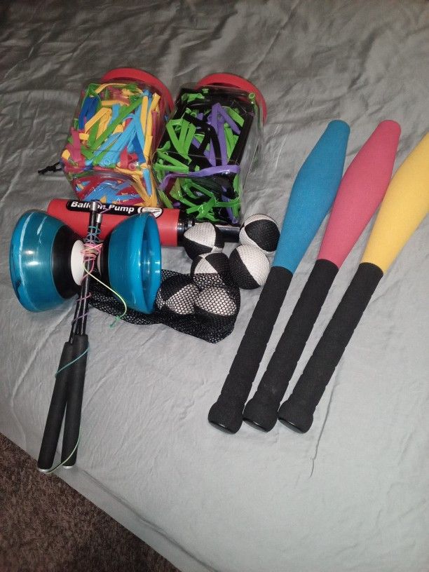 Circus Tricks (Balloon Art/Juggling Pins+Balls/Diabolo)