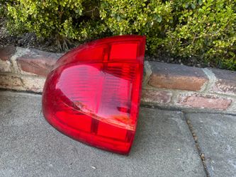 Lincoln town car left tail light 03-11’
