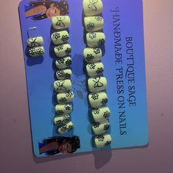 Butterfly’s And Daisies Press On Nails 