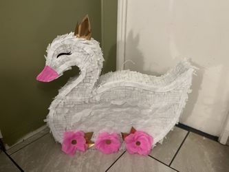 Swan Piñata 
