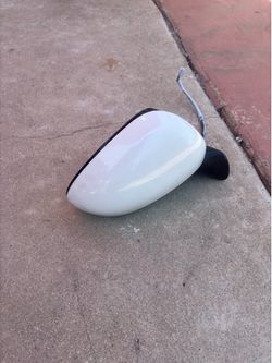 PASSENGER SIDE MIRROR 2012-2017 TOYOTA PRIUS “” V””” ( WHITE COLOR).