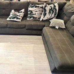 Couch With Pull Out Bed In Good Condition 