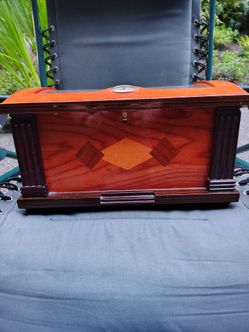 Beautiful Thompson Cigar Humidor
