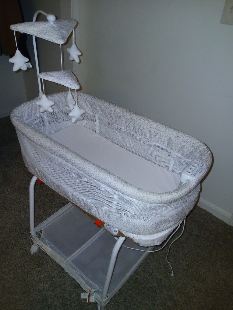 Baby Automatic rocking Bassinet