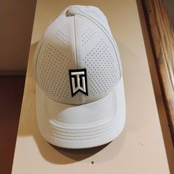 White Nike AeroBill Tiger Woods Heritage86 Fitted Golf (Baseball) Cap Swoosh Flex Size S/M