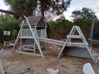 Treehouse/Playhouse with Bridge - FREE