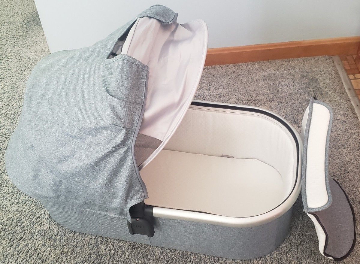Uppababy Bassinet - Fits Uppababy Strollers: Vista V2, Vista 2015+, Cruz! "Gregory Blue Melange" color $50 OBO