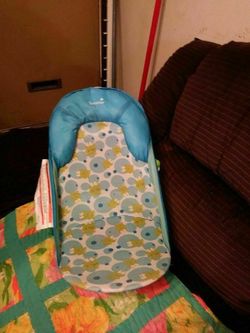 Baby bath seat .