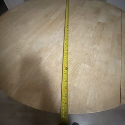 Round dining table