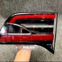 Tesla Model 3 rear taillight – almost brand new, in perfect condition, original OEM part from a disassembled vehicle. Guaranteed quality with no scrat